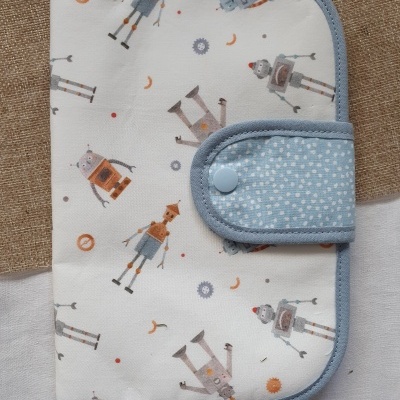 Estojo com padrão de robôs coloridos e bordas azuis