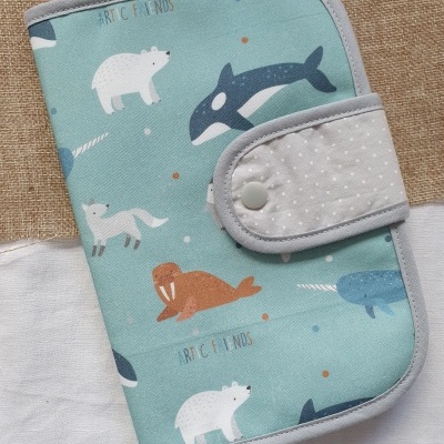 Carteira azul claro com padrões de animais polares e fecho cinzento com bolinhas brancas