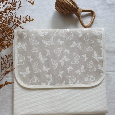 Bolsa/estojo branco com padrão de borboletas, ramo seco e objeto de vime