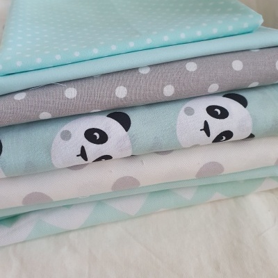 Panos de tecido com padrões de bolinhas e pandas empilhados