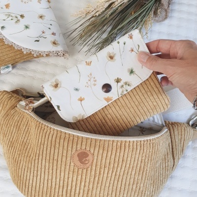 Bolsa de veludo cotelê bege e carteira floral em fundo branco