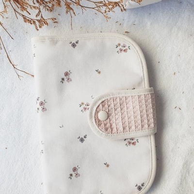 Carteira branca com flores pequenas e fecho rosa texturizado