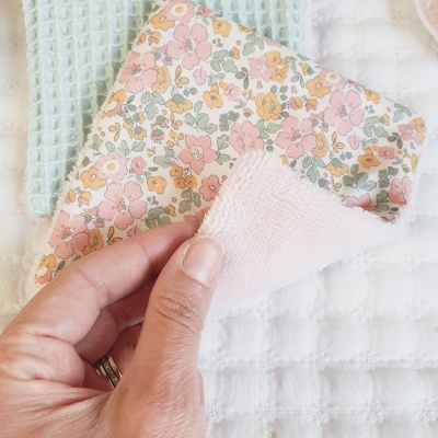 Pano de microfibra floral multicolorido com textura rosa atrás