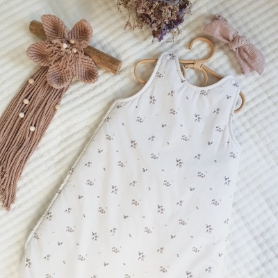 Saco de dormir para bebé branco com flores pequenas e faixa com laço cor-de-rosa