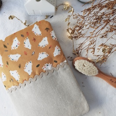 Mala de tecido com padrão de porcos-espinhos e escova de madeira com cerdas