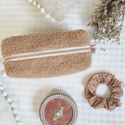 Necessaire castanha peluda com fecho, scrunchie xadrez castanho, caixa decorativa redonda, almofada creme com bolas, ramo seco