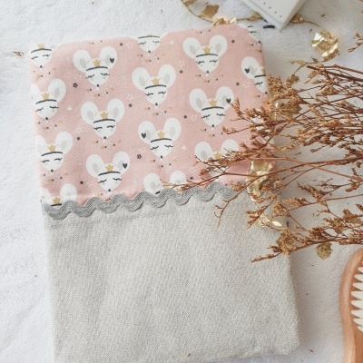 Bolsa de tecido rosa e cinza com estampa de ratos e renda ondulada.