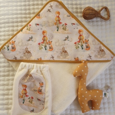 Conjunto de toalha de banho triangular com padrão do Pequeno Príncipe, fralda branca com bolso estampado e brinquedo de peluche girafa castanho