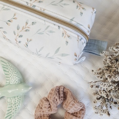 Estojo floral bege com zip dourado, scrunchie tecido bege, ramo flores secas e pássaro cerâmico verde