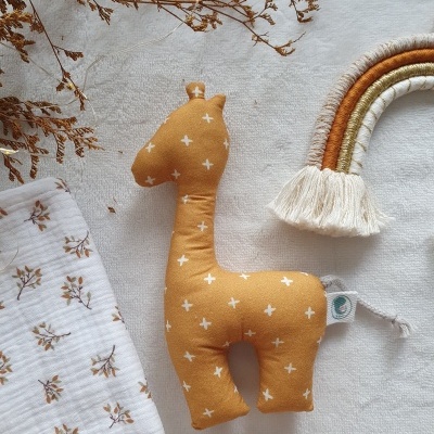 Brinquedo de peluche girafa amarelo com cru branco e arco-íris artesanal em tons naturais