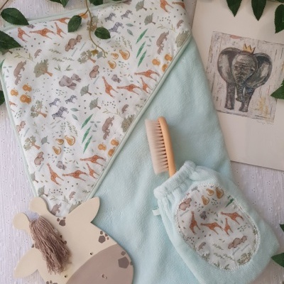 Conjunto de banho para bebé azul clara com estampado de animais selvagens e escova de madeira