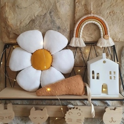 Almofada flor branca, cenoura laranja de tecido, arco-íris artesanal e casa branca decorativa em prateleira