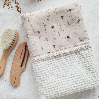 Toalha de banho com padrão floral e tecido waffle com escova e pente de madeira