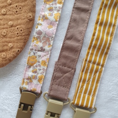 Três fitas para chupeta com padrões variados e clipes de fixação