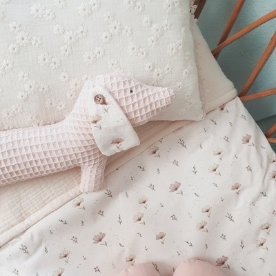 Cama com almofada floral e boneco de tecido rosa