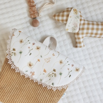 Mochila de tecido com padrão floral e veludo cotelê, brinquedo cão xadrez e scrunchie com bola de madeira