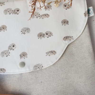 Carteira ou bolsa branca com estampado de ouriços e aba com botão