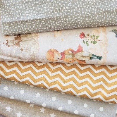 Conjunto de tecidos com padrões variados em várias cores e desenhos.