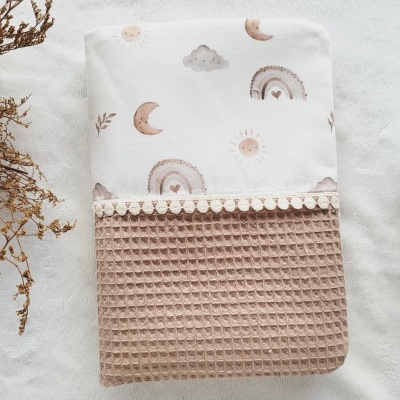 Fralda de pano branca com estampas e parte inferior bege texturizada