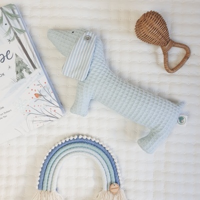 Brinquedos infantis e um livro sobre tecido acolchoado branco