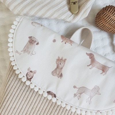 Manta ou saco de bebé com padrão de cães e textura canelada creme
