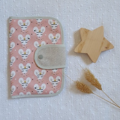 Bolsa tecido rosa com padrão de ratos, estrela de madeira e ramos secos