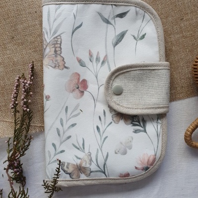 Carteira branca com padrão de borboletas e flores, fecho botão bege