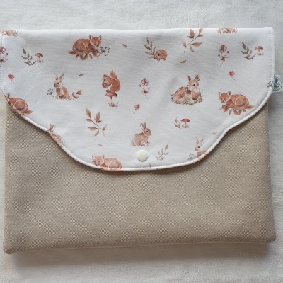 Bolsa tecido bege com padrão de animais da floresta castanhos