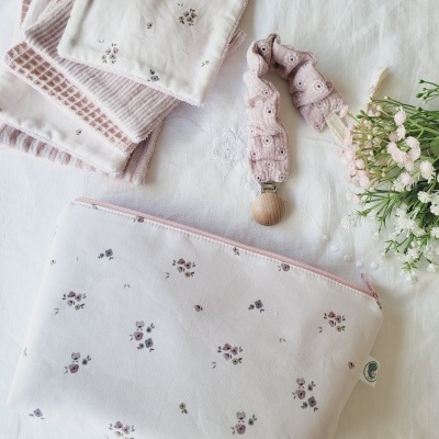 Conjunto de acessórios de tecido com padrão floral e detalhes em rosa sobre fundo branco