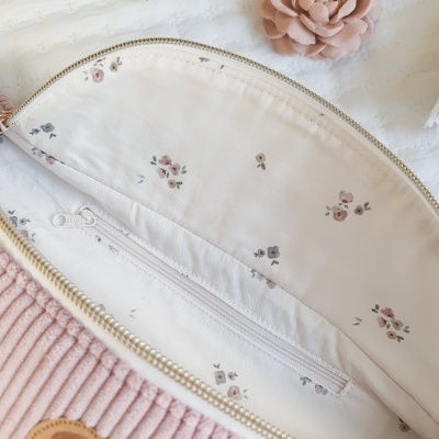 Necessaire rosa canelada com interior floral e fecho de correr