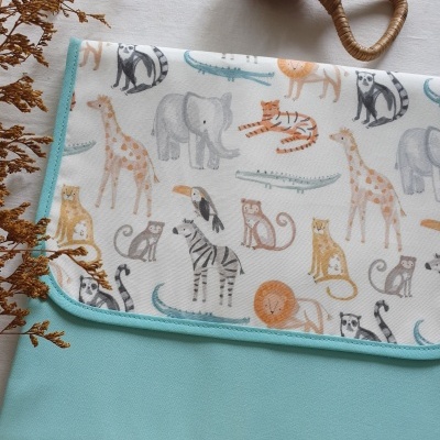 Bolsa com tampa estampada com animais selvagens e corpo azul claro