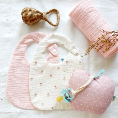 Conjunto de babetes, manta, almofada para chucha e chocalho para bebé