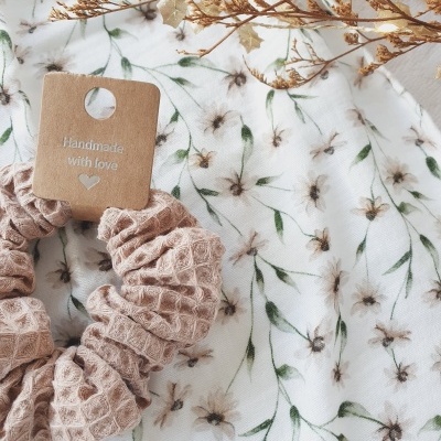 Elástico de cabelo rosa claro com etiqueta 