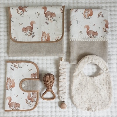 Conjunto de acessórios para bebé com padrão de esquilos em tecido creme e castanho