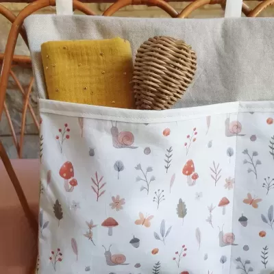 Sacola de tecido estampada com elementos da natureza e utensílios dentro