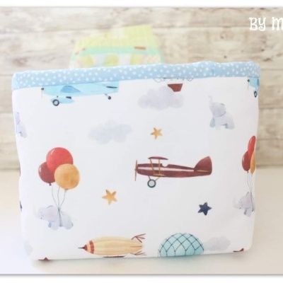 Cesto organizador de pano com padrão infantil de aviões e balões