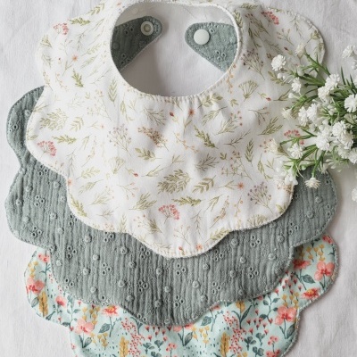 Três babetes de algodão floral para bebé com botões de pressão