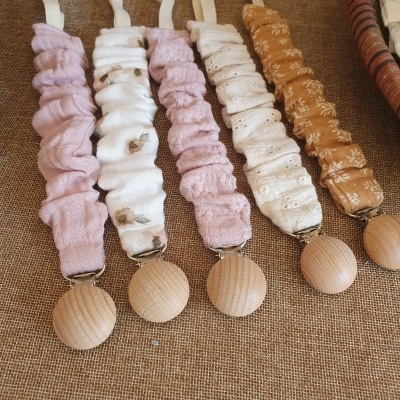 Pega chupeta tecido e madeira em vários padrões e cores