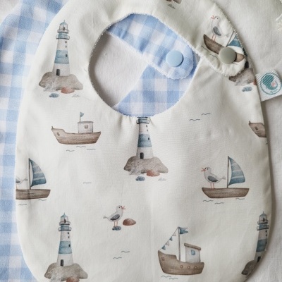 Babete de bebé com padrão náutico azul e branco