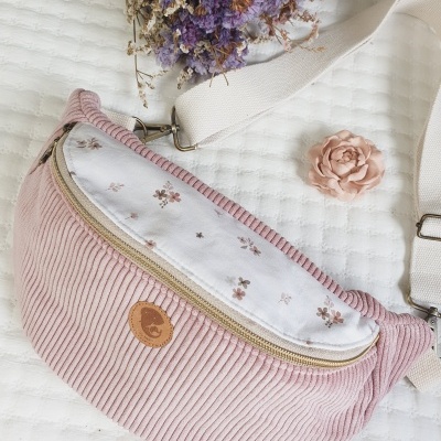 Pochete rosa de veludo cotelê com detalhe floral branco e alça branca larga