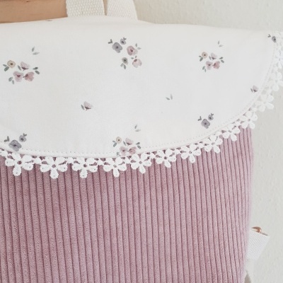 mochila rosa claro e branca com flores e renda