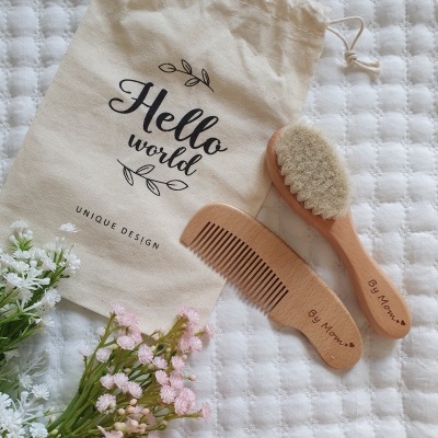 Conjunto de escova e pente de madeira para bebê com saco de algodão escrito 'Hello world'
