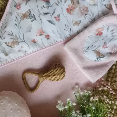 Conjunto de artigos de bebé com padrão de flores e borboletas, almofada em forma de coração e chocalho em vime