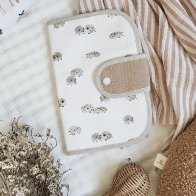 Estojo branco para bebé com padrão de ouriços cinzentos e fecho bege com botão