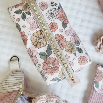 Estojo retangular com padrão floral e fecho dourado