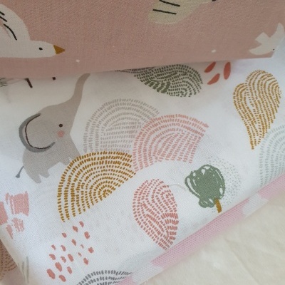 Tecidos coloridos com padrões de patos e folhas