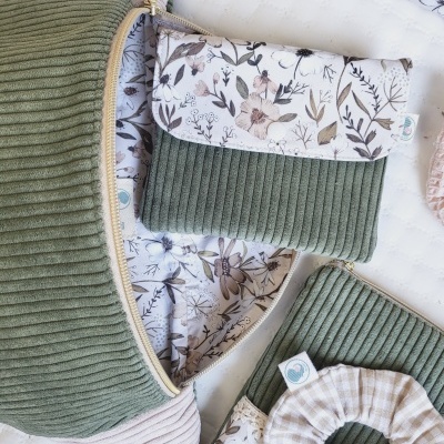 Conjunto de bolsas e acessório de tecido em veludo riscado verde e padrão floral sobre fundo branco