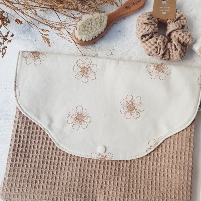 Conjunto de pasta xadrez castanha, escova de madeira para bebé e elástico castanho com textura waffle