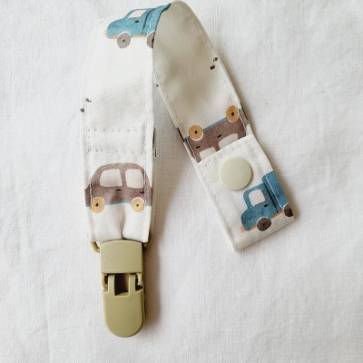 Tira para chupeta com padrão de carros e clip de plástico beige