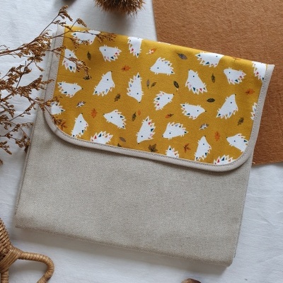 Mala bege com aba amarela e porcos-espinhos brancos